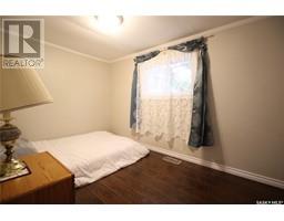 Enclosed porch - 301 3rd Avenue, Whitewood, SK S0G5C0 Photo 6