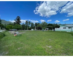 580 Central Avenue, Midway, BC V0H1M0 Photo 3