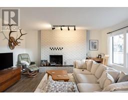 Living room - 776 778 Royal Oak Ave, Saanich, BC V8X3T1 Photo 4