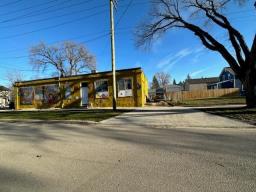 470 Burrows Avenue, Winnipeg, MB R2W2A1 Photo 3