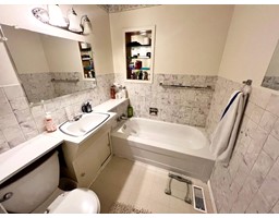 Full bathroom - 2157 Second Avenue, Trail, BC V1R1N6 Photo 5