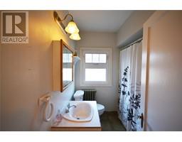Bedroom - 416 Tennis Street, Penticton, BC V2A5R3 Photo 4
