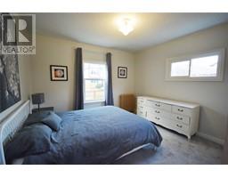 Primary Bedroom - 416 Tennis Street, Penticton, BC V2A5R3 Photo 5