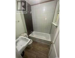 4pc Bathroom - 2048 Toronto Street, Regina, SK S4P1N1 Photo 5