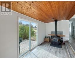 Living room - 5240 Dot Ranch Cutoff Road, Merritt, BC V1K1P3 Photo 5