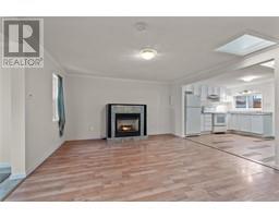 Living room - 424 Nelson Avenue, Penticton, BC V2A2L2 Photo 7