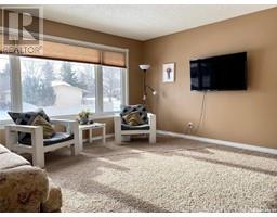 Living room - 43 Buttercup Crescent Nw, Moose Jaw, SK S6J1A3 Photo 2