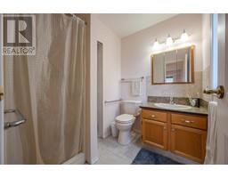 4pc Bathroom - 2880 Paris Street, Penticton, BC V2A8G2 Photo 7