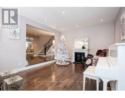 Living room - 427 Empress Ave, Toronto, ON M2N3V9 Photo 6