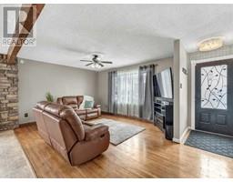 Living room - 26 7 Street Nw, Medicine Hat, AB T1A6N2 Photo 6