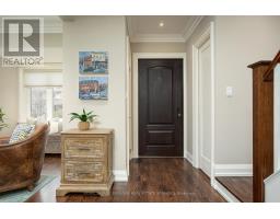 Living room - 8 Thornhill Ave, Toronto, ON M6S4C4 Photo 4