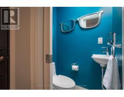 Bathroom - 8 Thornhill Ave, Toronto, ON M6S4C4 Photo 6