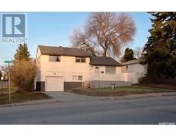 Bedroom - 1241 4th Avenue Nw, Moose Jaw, SK S6H3X6 Photo 3