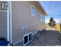 Enclosed porch - 14 Somerset Street, Gravelbourg, SK S0H1X0 Photo 4
