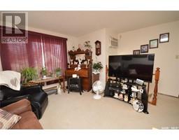 Family room - 810 7th Avenue Nw, Moose Jaw, SK S6H4C2 Photo 6