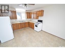 Kitchen/Dining room - 810 7th Avenue Nw, Moose Jaw, SK S6H4C2 Photo 7
