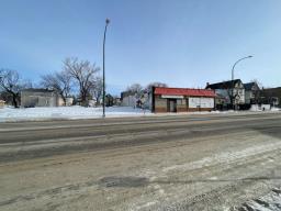 275 Selkirk Ave, Winnipeg, MB R2W2L5 Photo 3