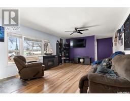Living room - 1827 Rupert Street, Regina, SK S4N1W6 Photo 4