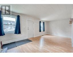 Living room - 676 Ellis Street, Penticton, BC V2A4M6 Photo 4
