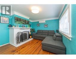 Living room - 3178 Earl Grey St, Saanich, BC V9A1W9 Photo 7