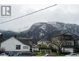 1246 Victoria Street, Squamish, BC V8B0P7 Photo 3