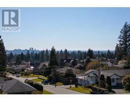 996 Beaumont Drive, North Vancouver, BC V7R1P6 Photo 2