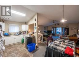 Living room - 874 Weyburn Street Unit 102, Penticton, BC V2A6A9 Photo 5