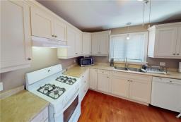Kitchen - 20 Parkwood Drive, St Catharines, ON L2P1H2 Photo 5
