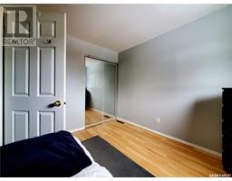 Bedroom - 1015 Iroquois Street W, Moose Jaw, SK S6H5B7 Photo 5