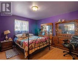 Primary Bedroom - 662 Ellis Street, Penticton, BC V2A4M6 Photo 4