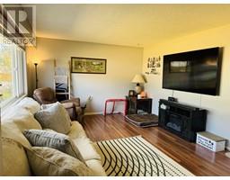 Living room - 419 N Ninth Avenue, Williams Lake, BC V2G2K3 Photo 3