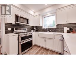 Kitchen - 18 Valley Dr, Barrie, ON L4N4R9 Photo 6