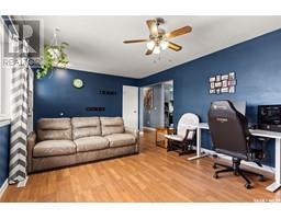 Living room - 168 Toronto Street, Regina, SK S4R1L7 Photo 2