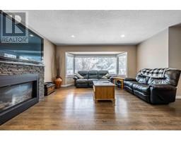 Living room - 2224 98 Avenue Sw, Calgary, AB T2V0Z1 Photo 5