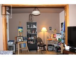 Living room - 547 1st Street E, Shaunavon, SK S0N2M0 Photo 3