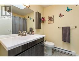 4pc Bathroom - 2052 Atkinson Street, Penticton, BC V2A8H5 Photo 7