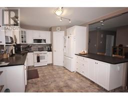 4pc Ensuite bath - 557 Red Wing Drive, Penticton, BC V2A8N7 Photo 3