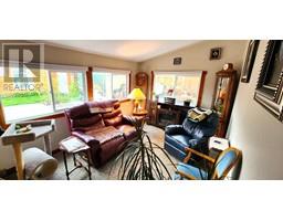 Living room - 158 Bassett Street, Penticton, BC V2A5W2 Photo 7