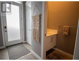 2pc Bathroom - 2 138 22 Avenue Ne, Calgary, AB T2E1T3 Photo 4