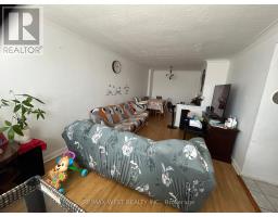 Living room - 24 Garthdale Crt, Toronto, ON M3H5P8 Photo 4