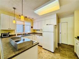 Eat in kitchen - 108078 Tower Road, Brandon, MB R7A5Y1 Photo 3