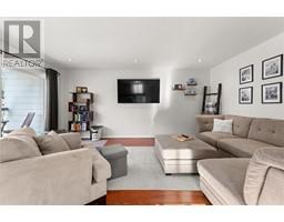 Living room - 1603 Carmi Avenue, Penticton, BC V2A6Y1 Photo 7