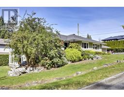 3825 Glenview Crescent, North Vancouver, BC V7R3G2 Photo 4
