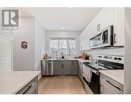 Kitchen - 920 West Lakeview Drive, Chestermere, AB T1X2N3 Photo 6