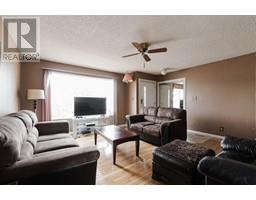 Living room - 154 Hitch Place, Fort Mcmurray, AB T9H3V7 Photo 7