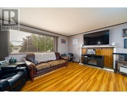 Living room - 897 Windbreak Street, Kamloops, BC V2B5N9 Photo 3