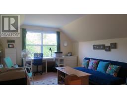 76 Peters Crescent, Image 3