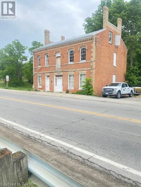 39 Front Street N