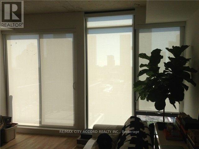 718 560 King Street W