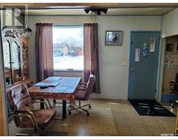 Enclosed porch - 321 1st Street W, Ponteix, SK S0N1Z0 Photo 5